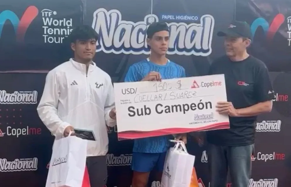 Agustín Cuéllar (de blanco) y Leonardo Suárez (de celeste) en la ceremonia de entrega de premios: Foto: Federación Boliviana de Tenis