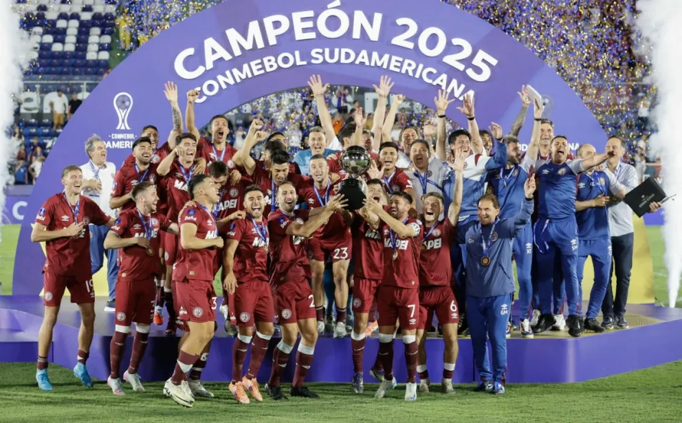 Jugadores de Lanús celebran con el trofeo el título de la Copa Sudamericana. Foto: EFE