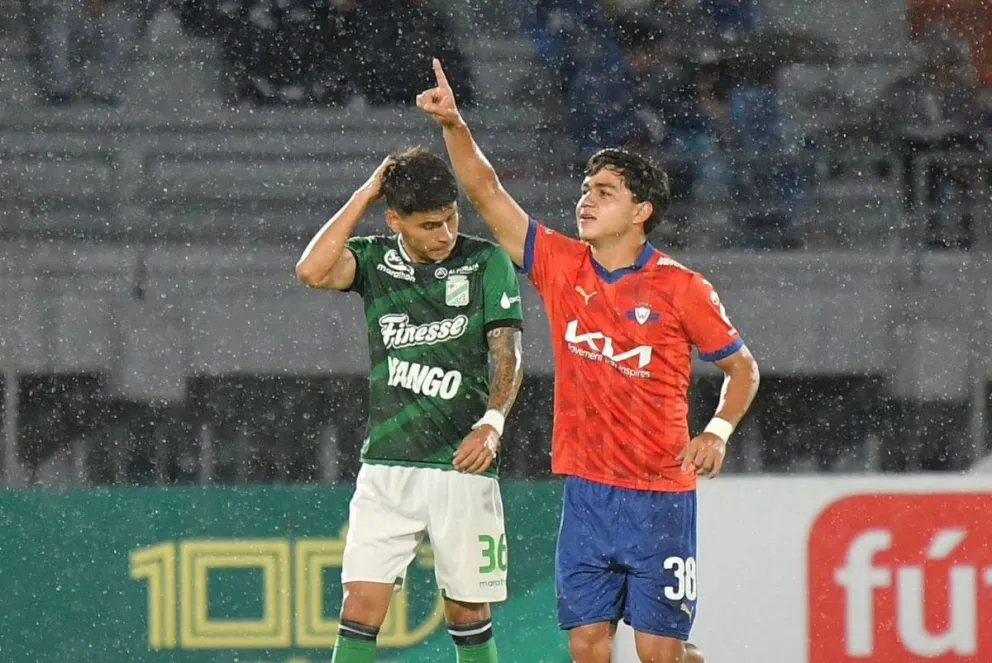 El juvenil Israel Samuel Rocabado festeja el primer gol de Wilstermann ante Oriente. Foto: APG