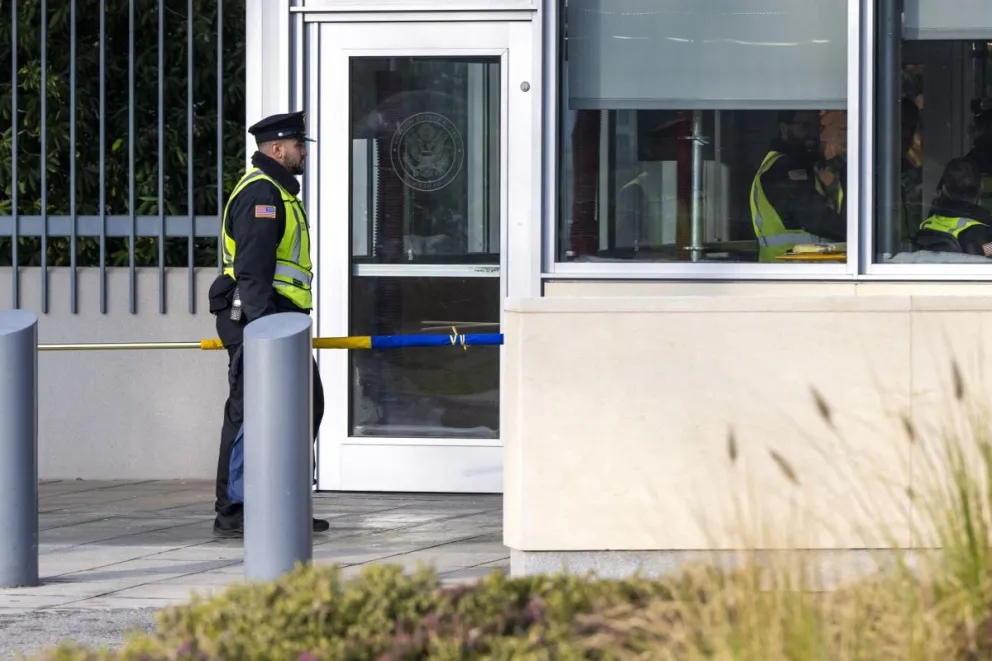 Un guardia de EEUU frente a la Misión permanente de EE.UU en Ginebra. Foto: EFE