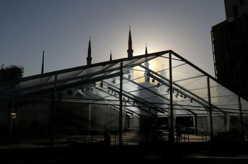 Trabajadores preparan la plataforma donde el Papa León XIV recibirá a los líderes religiosos libaneses en la Plaza de los Mártires en Beirut. Foto: EFE