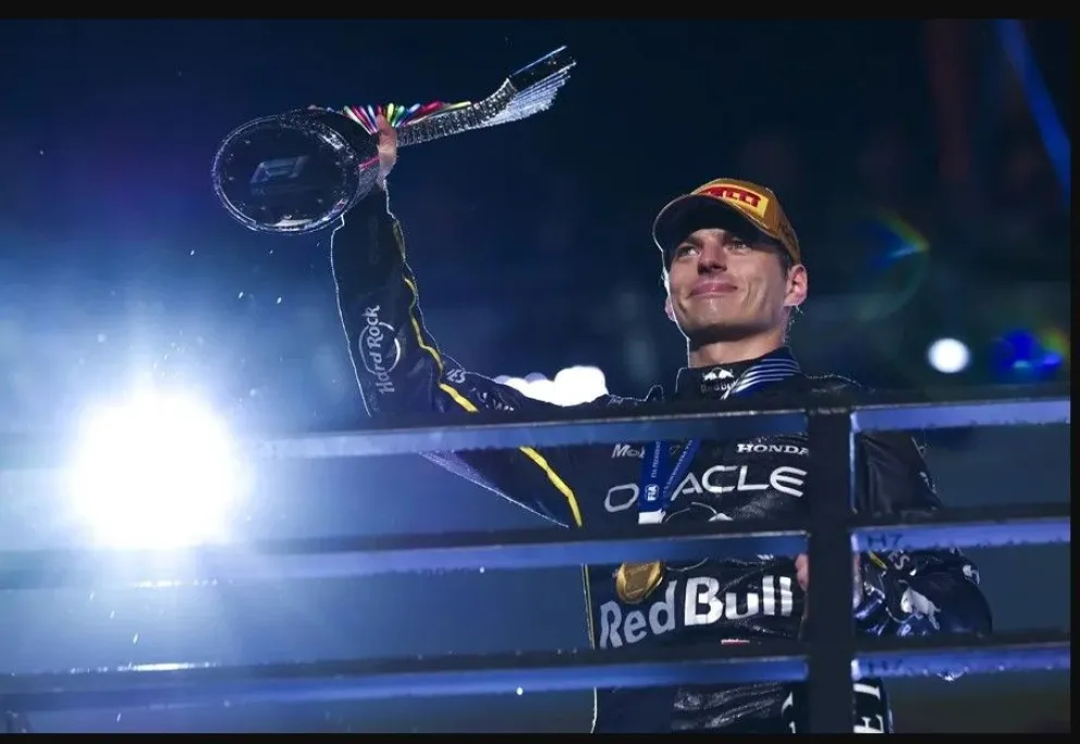 Max Verstappen, piloto de Red Bull, celebra su triunfo en el Gran Premio de Las Vegas. Foto: EFE