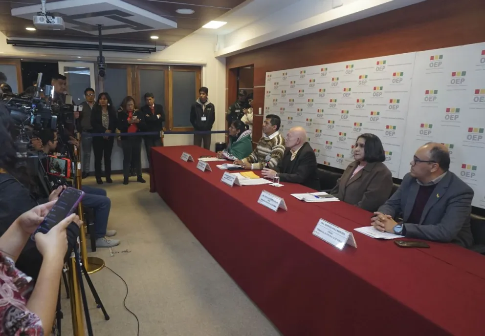 Los vocales del TSE cuando convocaron a las elecciones. Foto: APG