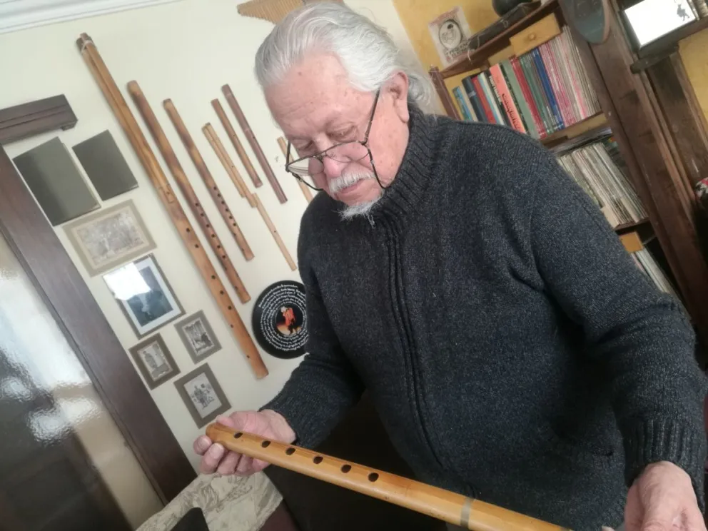 Gudo Arce Manzilla muestra una de las quenas que creó. FOTO: FCBCB