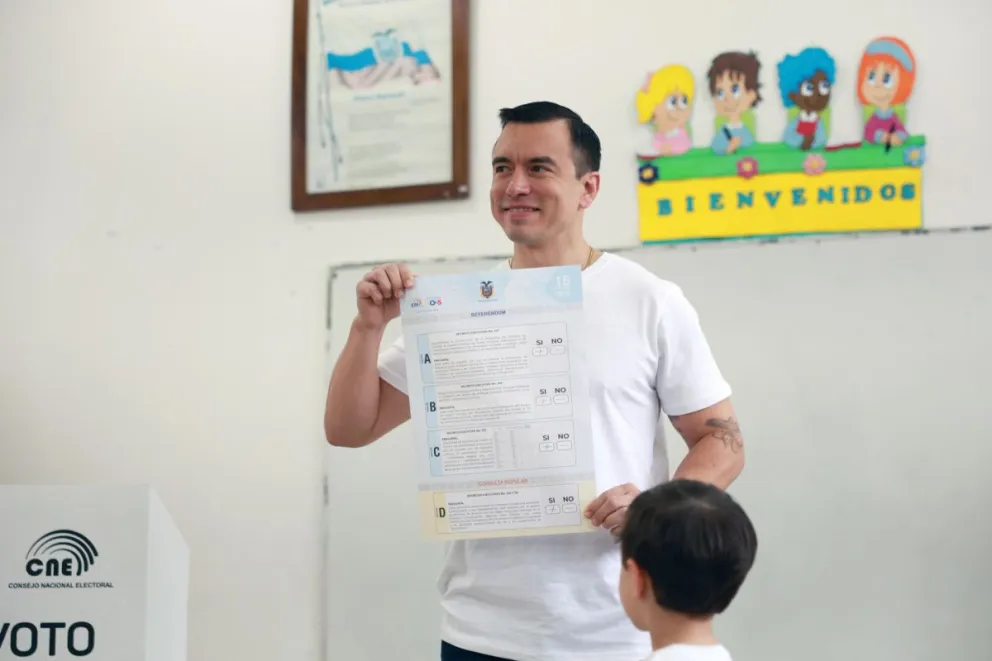  Daniel Noboa después de votar para el referéndum en Quito. Foto: EFE