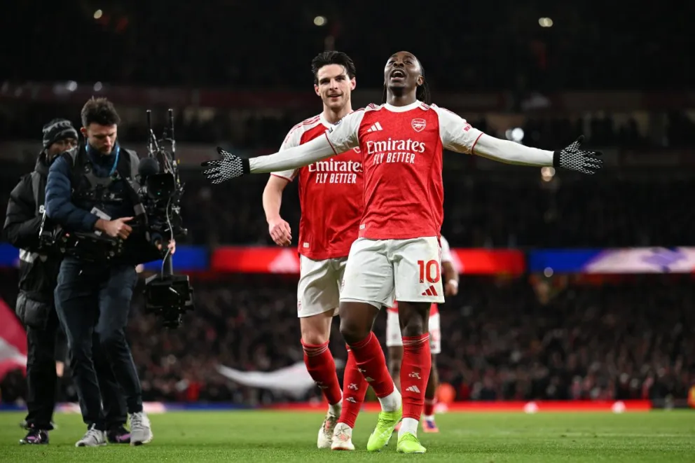 Eberechi Eze, delantero del Arsenal, festeja uno de los tres goles que le hizo al Tottenham. Foto: Arsenal
