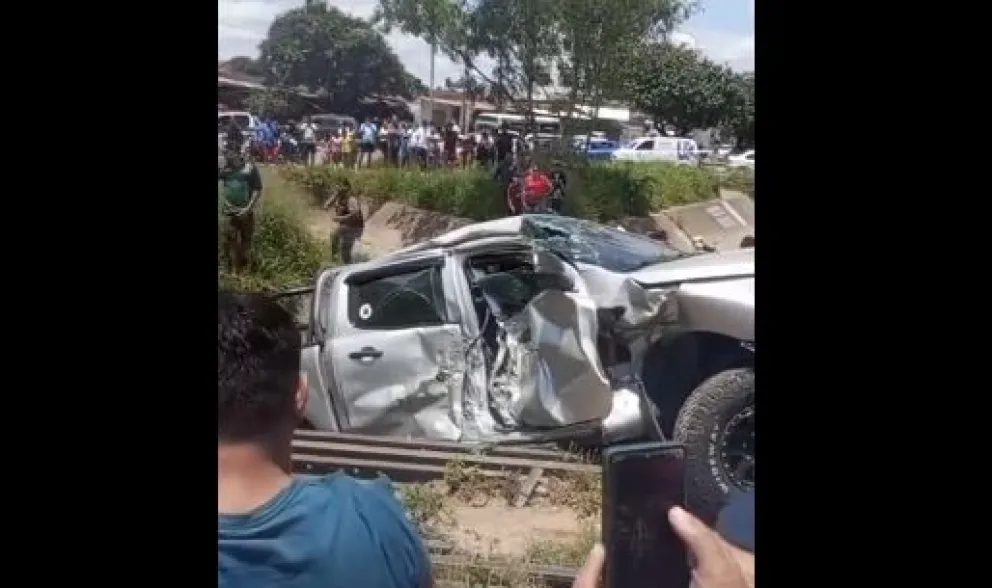 La camioneta particular tras el impacto. Foto: Captura de video