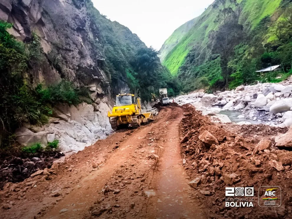 Maquinaria trabaja en el camino hacia Apolo. Foto ABC