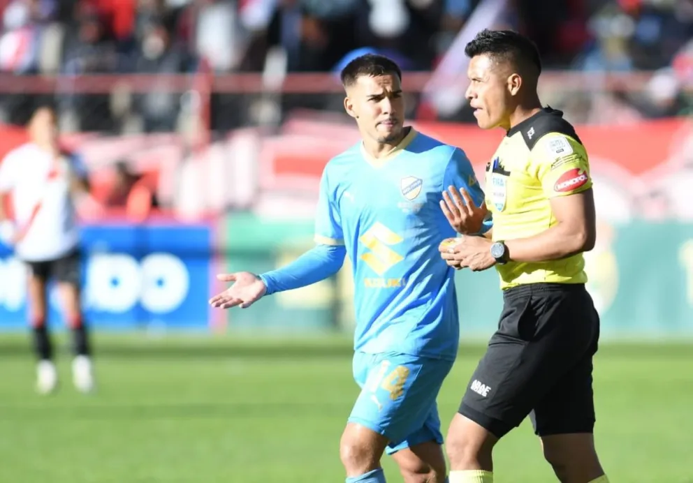 Matheus reclama a Rodríguez por anular su gol. Foto: Agencia Marka Registrada.