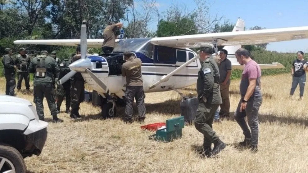 La policía requisa la avioneta encontrada en la localidad de Curupaity. Foto: Rosario 3. 