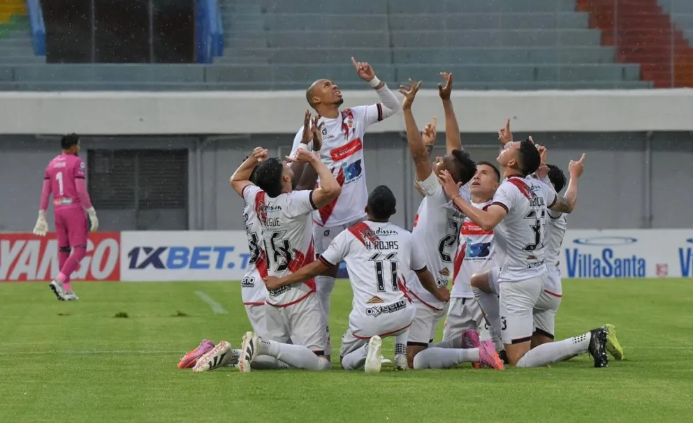 Jugadores de Nacional Potosí celebran su primer gol, convertido por Dubán Palacio. Foto: APG