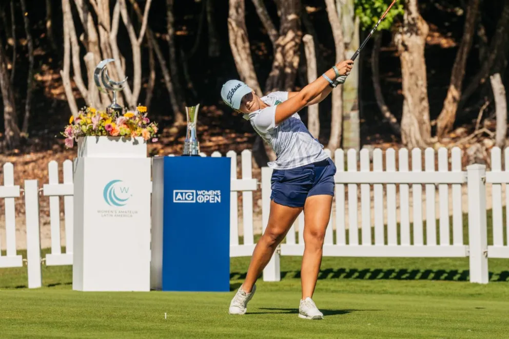 Quiroga golpea la pelota durante el torneo. Foto: WALA 2025.