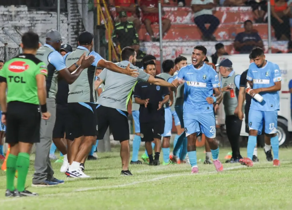 Jugadores de San Antonio celebran uno de sus goles. Foto: APG.