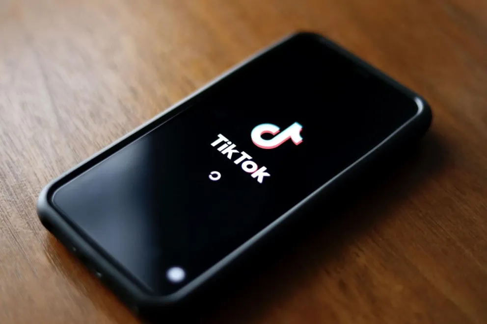 Un teléfono con la aplicación de la red social TikTok. Foto: EFE 
