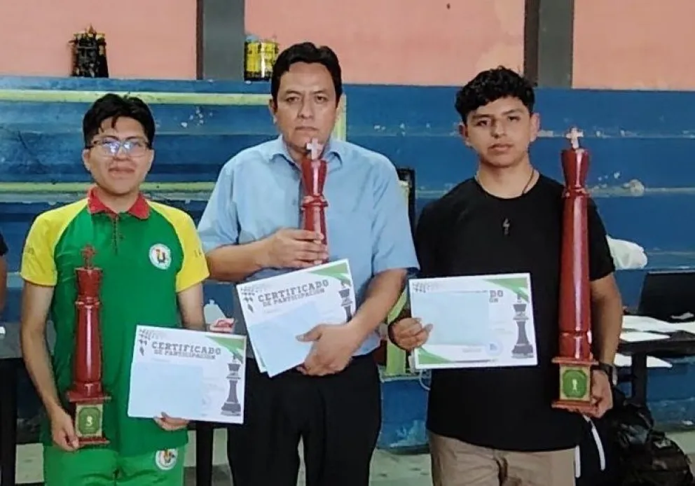 Ticona (der.) con su trofeo en la premiación. Foto: Federación Boliviana de Ajedrez.