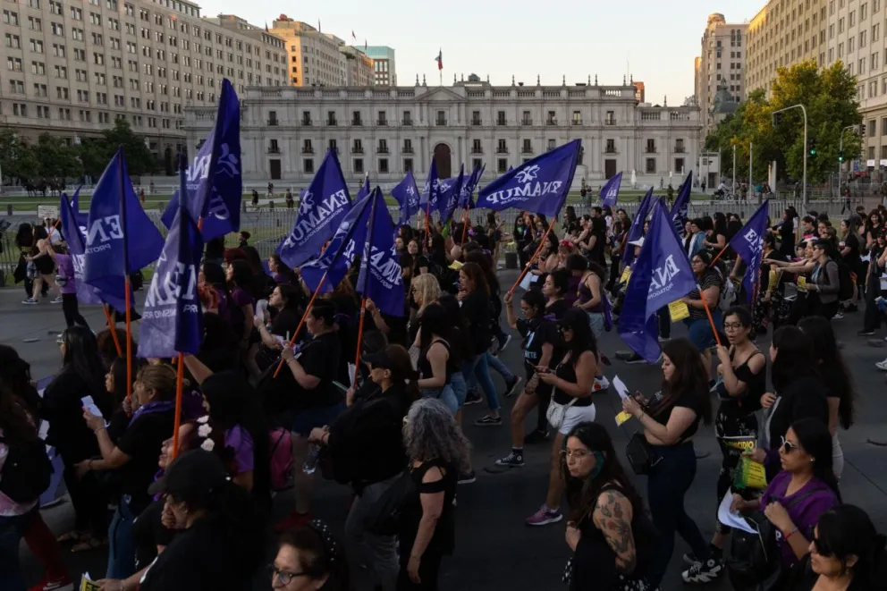 Fotografía de archivo de mujeres durante una manifestación en el Día Internacional de la Eliminación de la Violencia contra la Mujer en Santiago (Chile). Foto: EFE