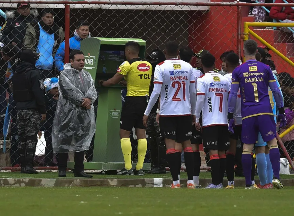 El árbitro Dilio Rodríguez mira una de las jugadas en el VAR. Foto: APG.