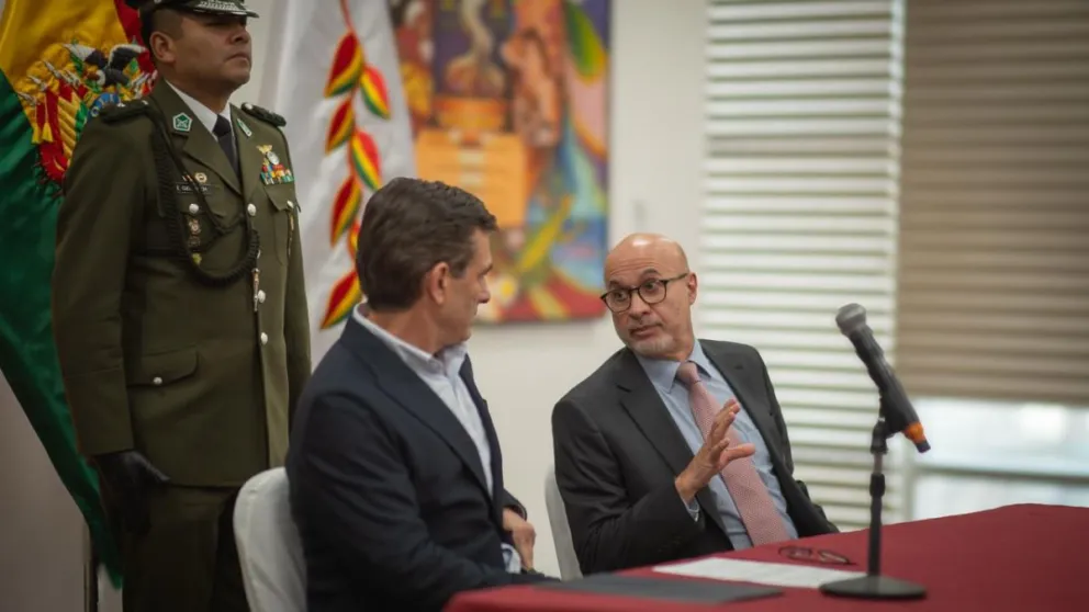 Paz y Lupo durante la posesión de Yamil García como viceministro, la tarde de este lunes. Foto: Ministerio de la Presidencia