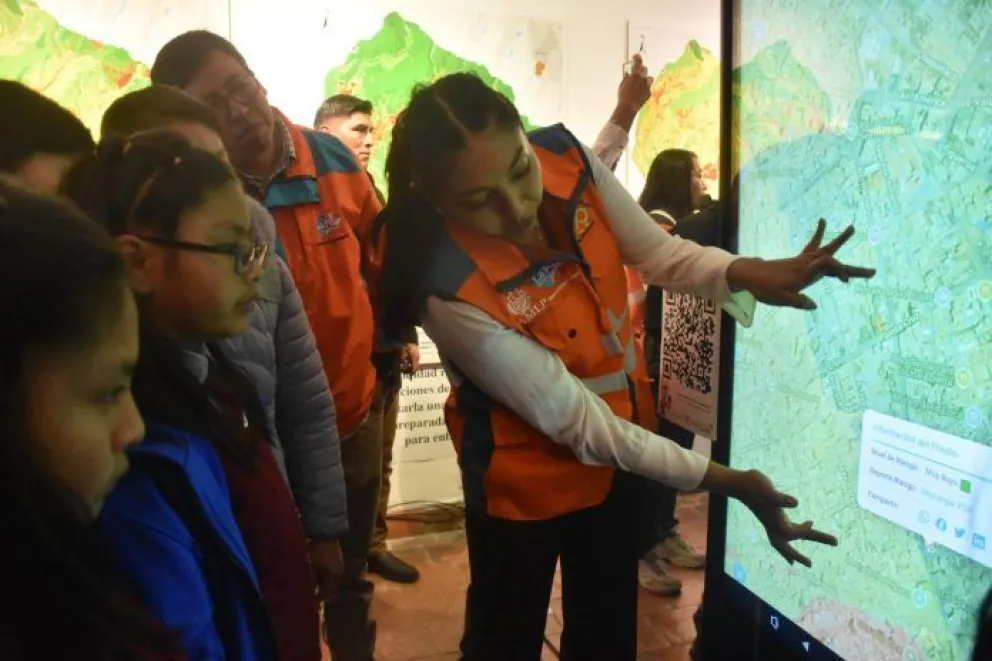 Una funcionaria municipal explica cómo se utiliza el sistema. FOTO: AMUN