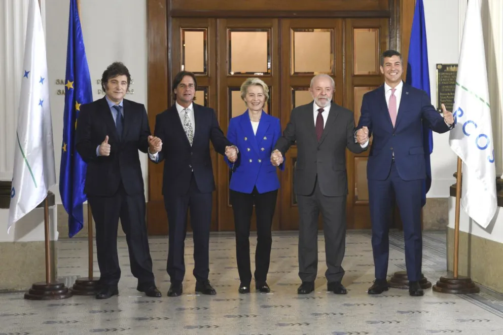 Los presidentes de Argentina, Javier Milei; Uruguay, Luis Lacalle Pou; la presidenta de la Comisión Europea, Ursula von der Leyen; y los presidentes de Brasil, Luiz Inácio Lula da Silva, y de Paraguay, Santiago Peña (d). Foto: EFE