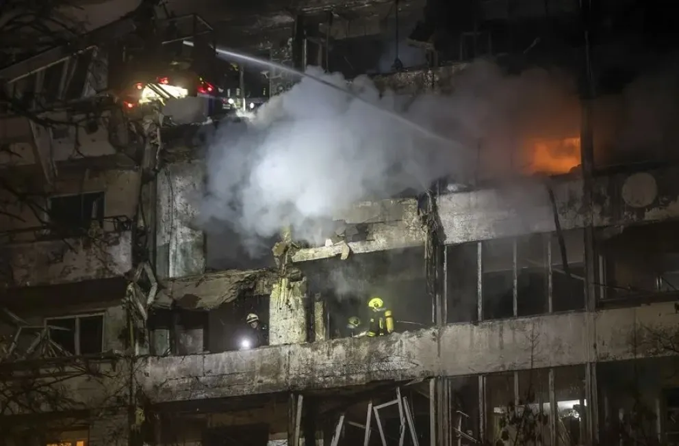Rescatistas trabajan en un edificio residencial de Kiev alcanzado en un ataque ruso esta madrugada. Foto: EFE