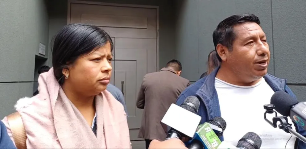 Vilma Colque y Limbert Cossío hablan con los medios tras entregar la carta. FOTO: Captura de pantalla de Radio Kawsachun Coca