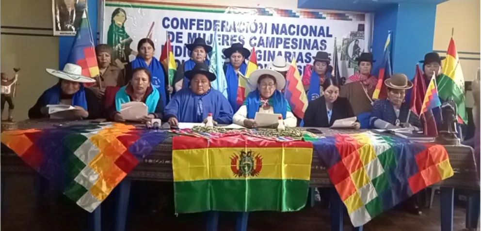 Las dirigentes leen su comunicado. FOTO: Captura de video de la Confederación Bartolina Sisa