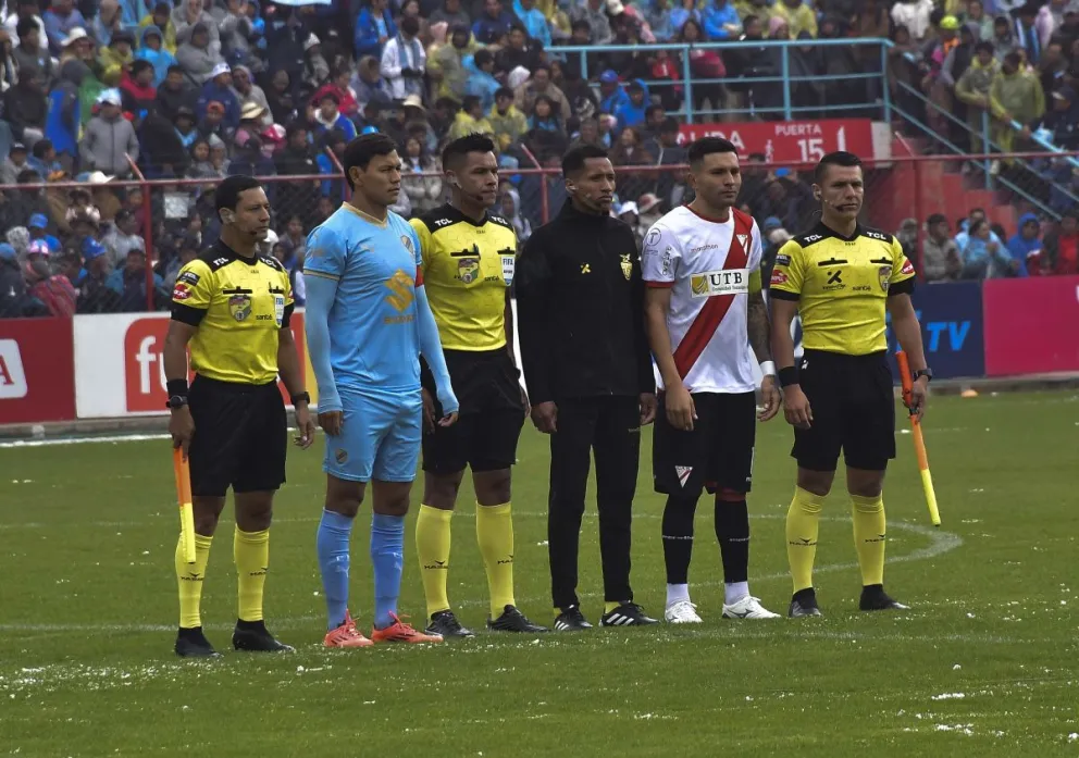 La terna arbitral y los capitanes previo al partido en El Alto. Foto: APG.