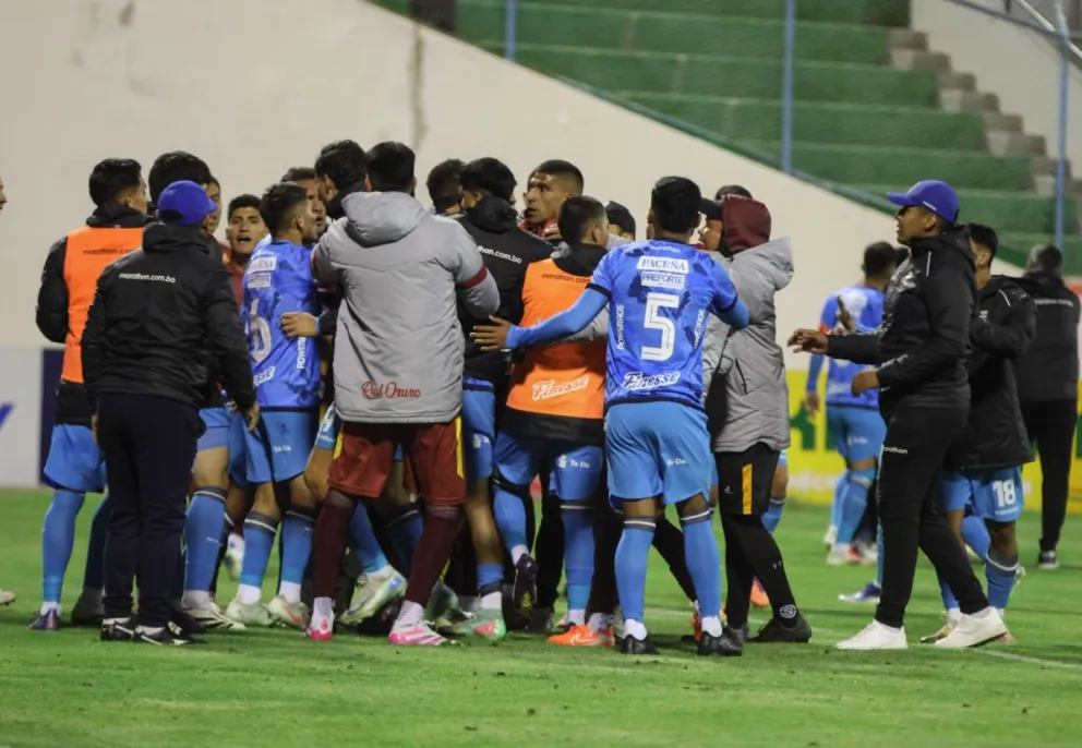 La pelea campal entre jugadores de ambos equipos, en Oruro. Foto: APG