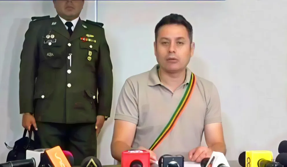 Edmand Lara en conferencia de prensa.