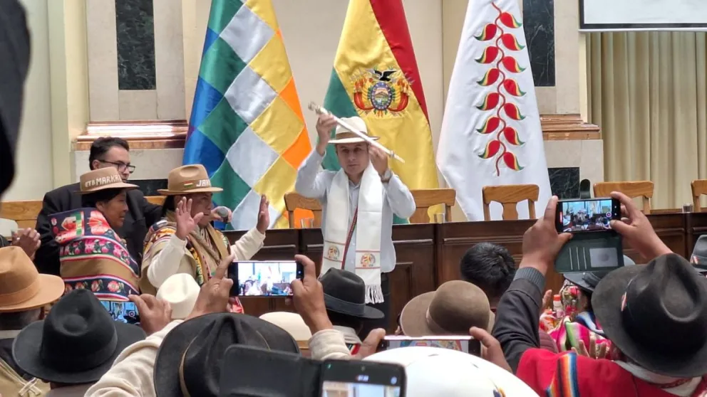 Edmand Lara recibe el bastón de mando de una población indígena este miércoles 26 de noviembre de 2025.