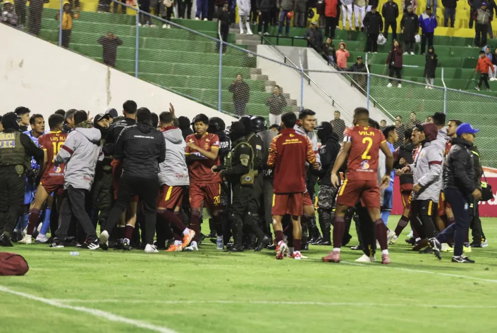 El momento de la trifulca que hubo entre Real Oruro y Blooming. Foto: APG.