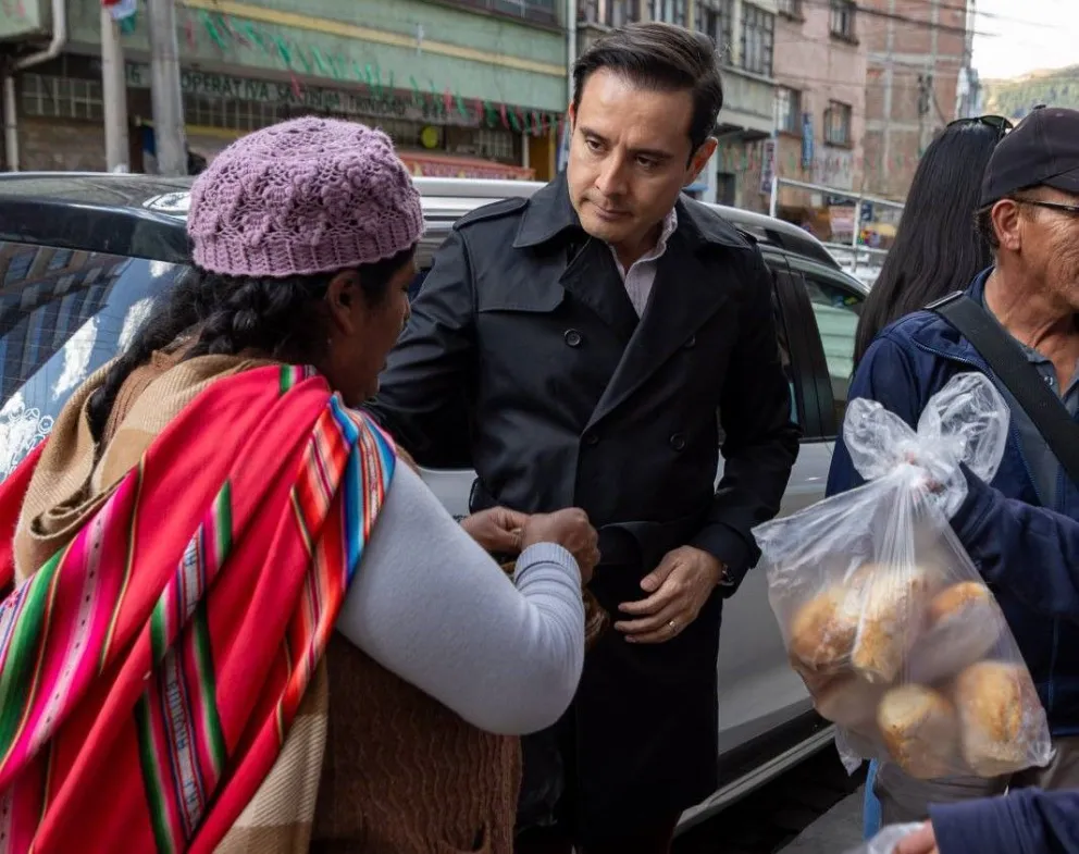  El viceministro de Comercio y Logística Interna, Gustavo Serrano, con compradores y vendedores de pan en La Paz. Foto: Ministerio de Desarrollo Productivo