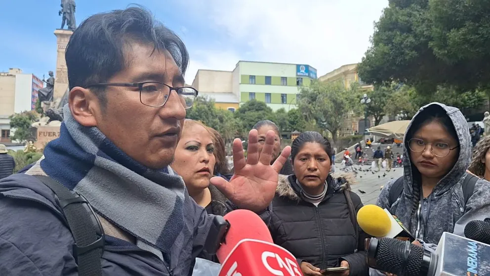 Padres de familia de El Alto se organizan para denunciar a las juntas escolares. Foto: Visión 360. 