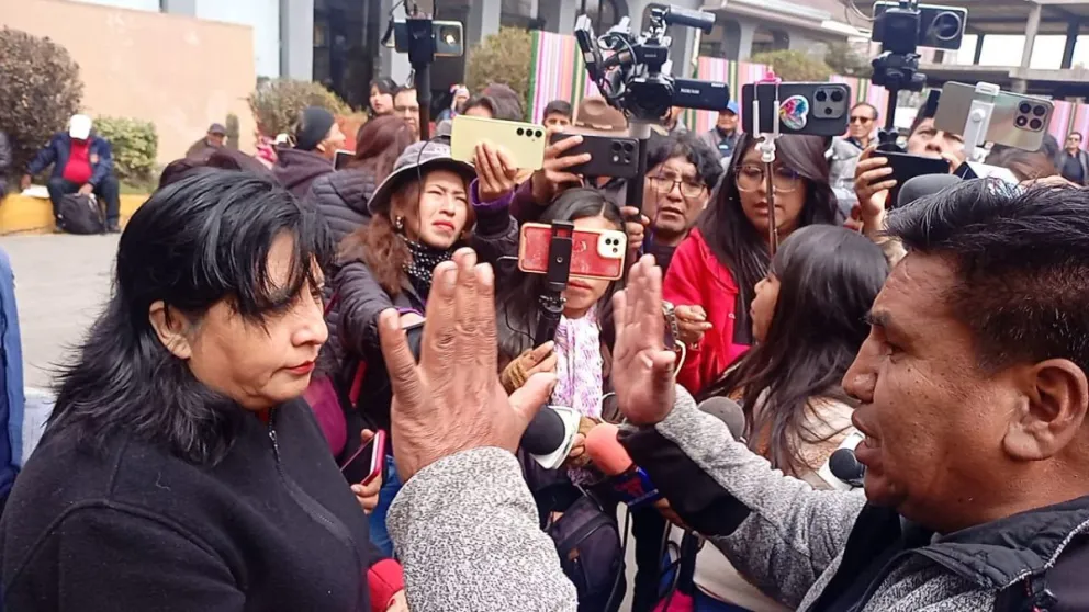 La diputada Bilbao con uno de sus interpeladores. FOTO: Facebook de Claudia Bilbao