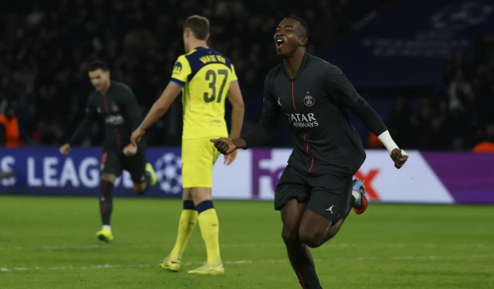 El defensa ecuatoriano del PSG Willian Pacho celebra un gol. Foto: EFE.