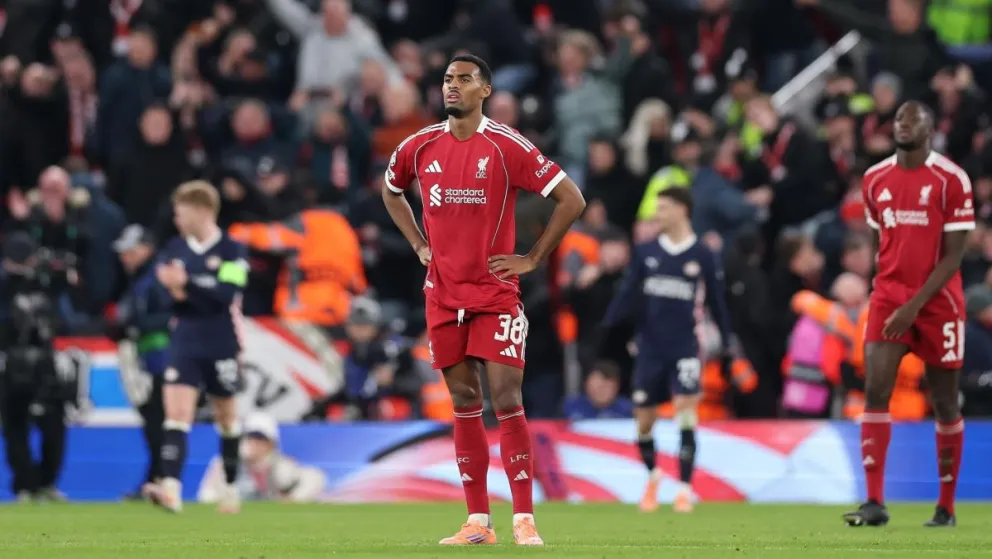 Jugadores del Liverpool cabizbajos por la derrota. Foto: EFE.