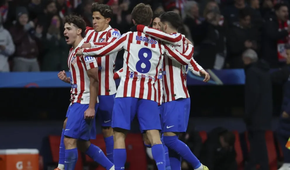 Álvarez (izq.), del Atlético Madrid celebra su gol junto a sus compañeros. Foto: EFE.