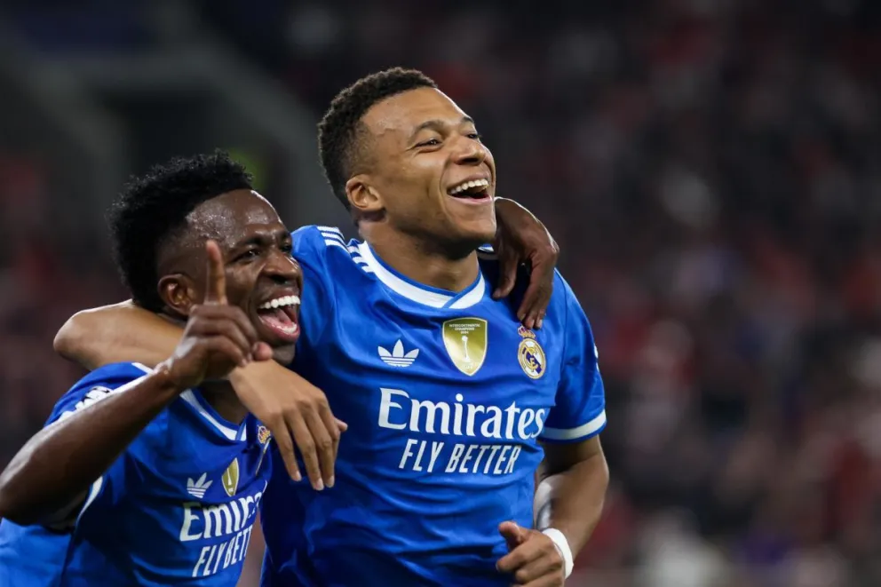 Mbappé (der.) celebra uno de sus cuatro goles con Vinícius. Foto: EFE.