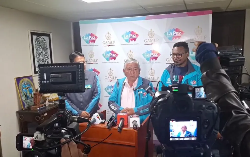 El alcalde Arias en conferencia de prensa sobre el precio del pan. FOTO: Marina Mamani / Visión 360