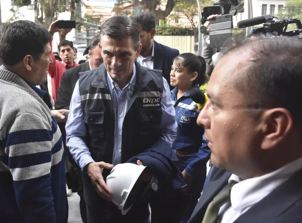 El Presidente con los trabajadores de ENDE. FOTO: APG