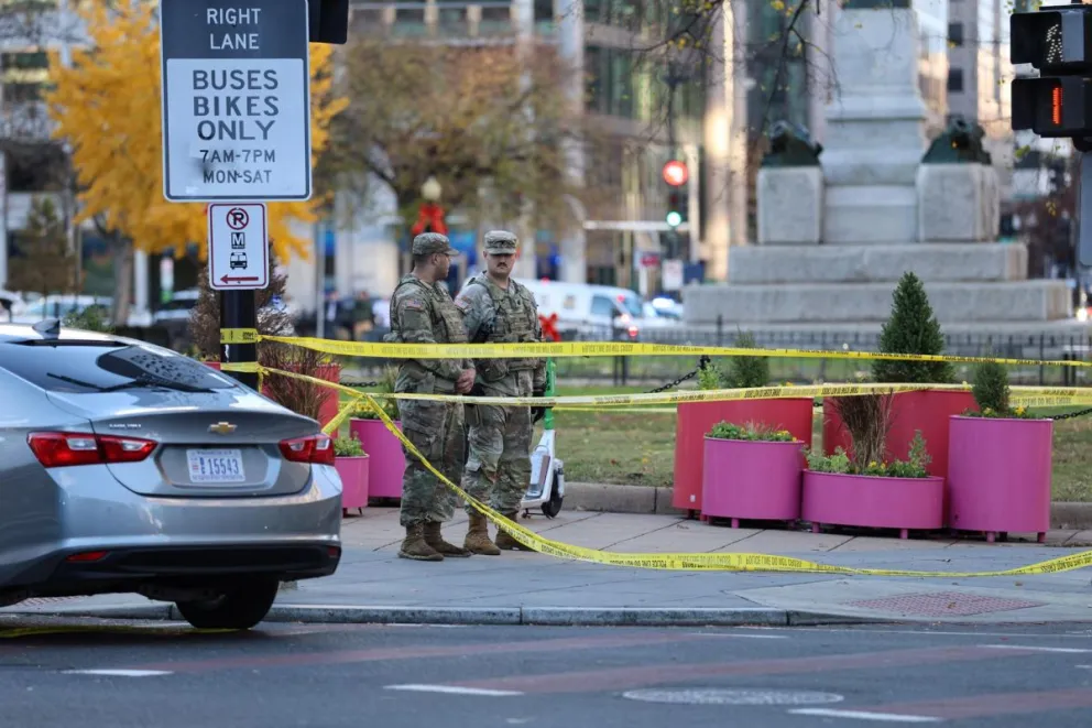Miembros de la Guardia Nacional de Estados Unidos custodian este miércoles, cerca de la Casa Blanca en Washington. Foto: EFE