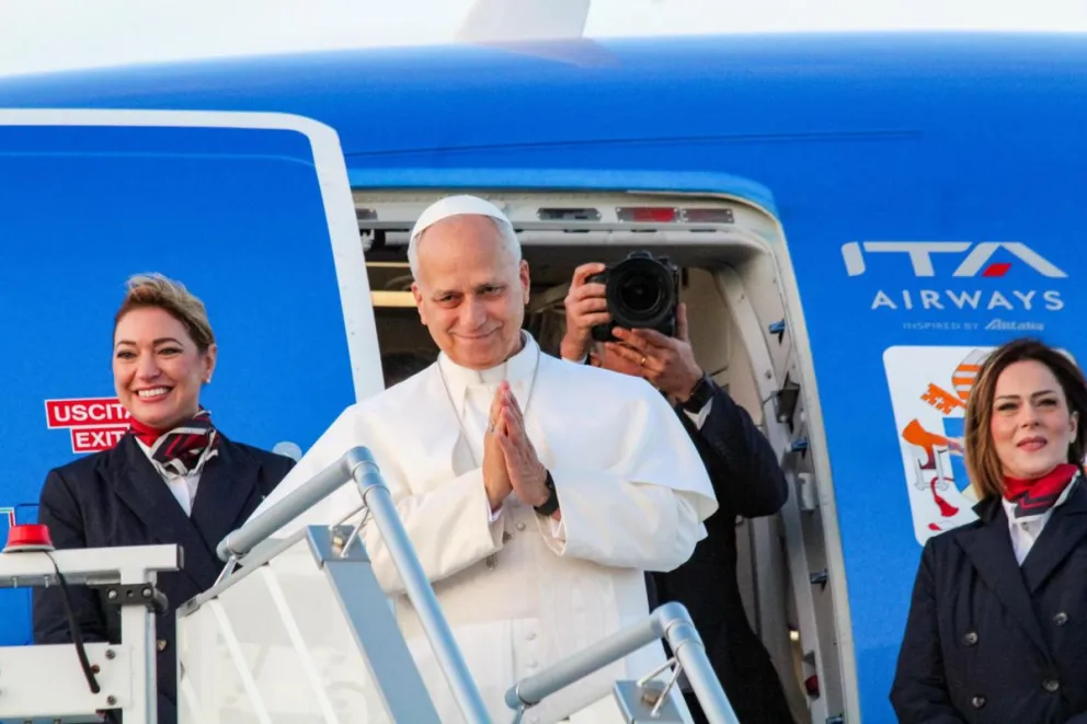 El papa León XIV saluda antes de acceder al avión de ITA Airways. Foto: EFE / VATICAN MEDIA / TELENEWS / HANDOUT ANSA / TELENEWS