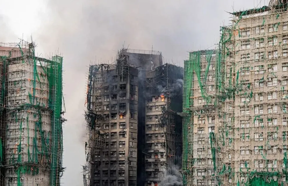 Columnas de humo en los edificios que han ardido en el distrito de Tai Po de Hong Kong. Foto: EFE