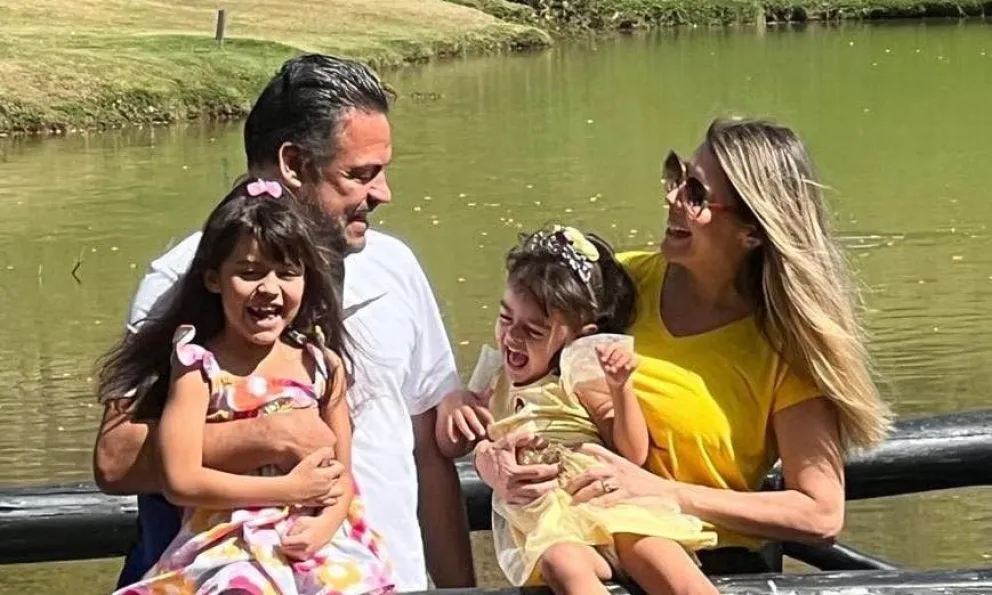 Revilla y Ribera con sus hijas en una imagen tomada de sus redes.
