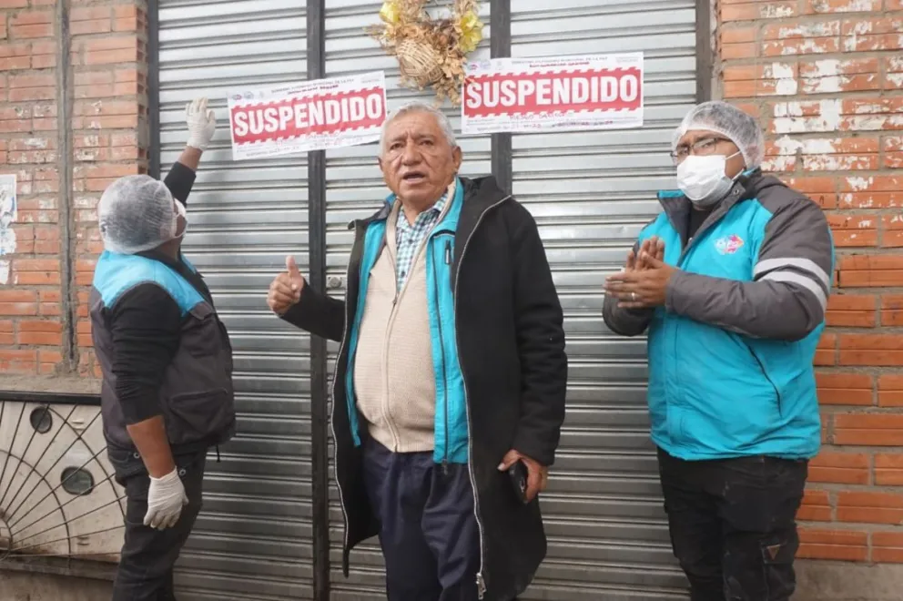El alcalde Arias este jueves en el horno del dirigente de los panificadores. Foto: APG