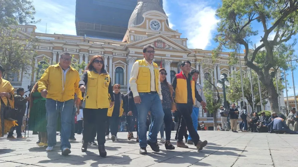 Miembros de Sol.Bo, este jueves en la plaza Murillo. Foto: Visión 360