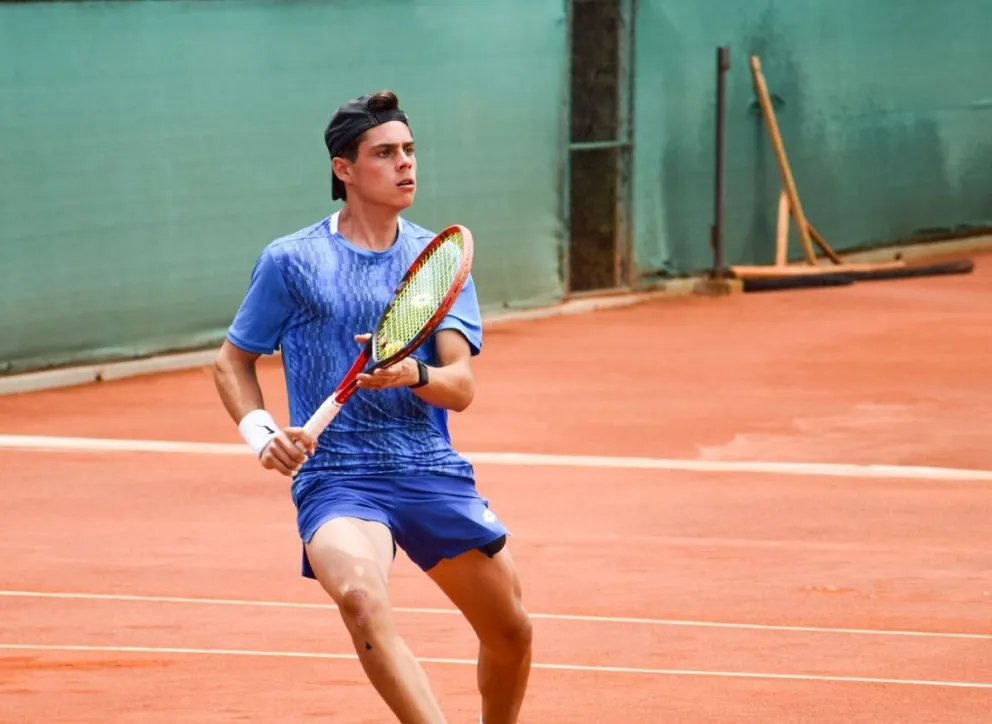 El boliviano Suárez durante su partido. Foto: Club de Tenis La Paz.