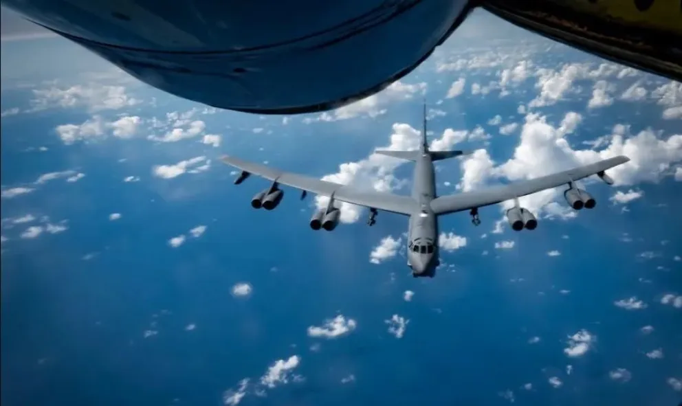 Un bombardero de largo alcance B-52H del equipo de la base aérea Minot realiza una demostración de ataque el 24 de noviembre en el Mar Caribe. Foto: EFE/ @AFSOUTH
