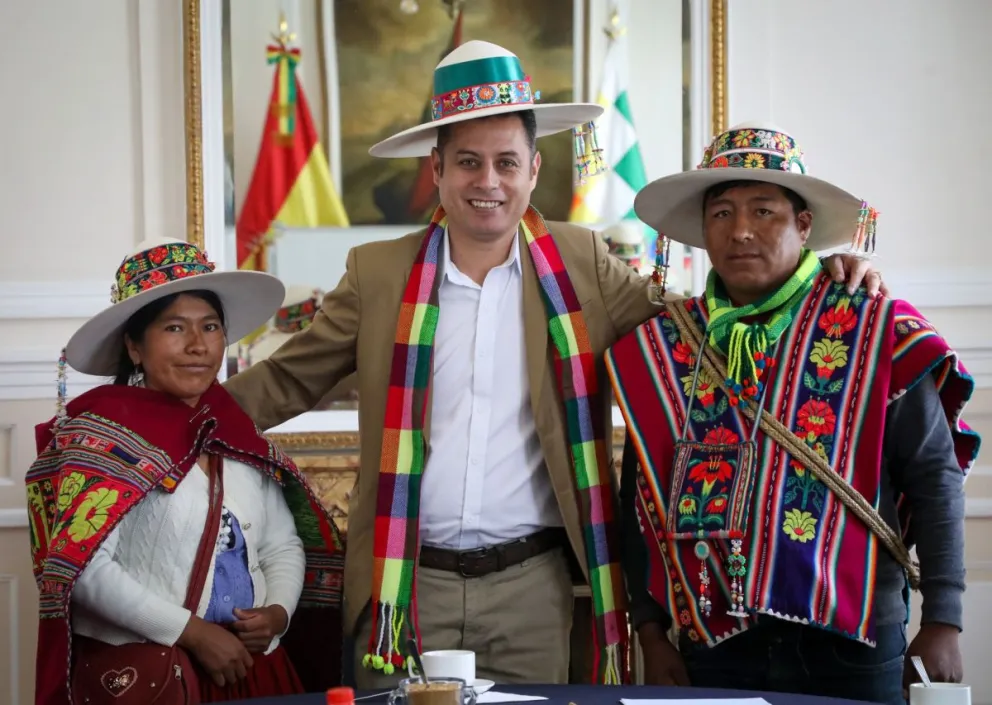 Lara con dos representantes de CONAMAQ. Foto: Vicepresidencia